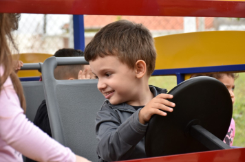 Foto - Escola municipal de educação infantil recebe novo espaço lúdico e parquinho infantil