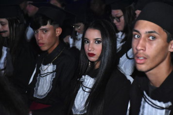 Foto - Formatura de encerramento dos 9º anos do ensino fundamental II e EMEJA dia 13 de dezembro de 2024