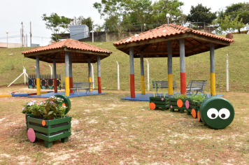 Foto - Escola municipal de educação infantil recebe novo espaço lúdico e parquinho infantil