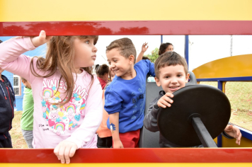 Foto - Escola municipal de educação infantil recebe novo espaço lúdico e parquinho infantil