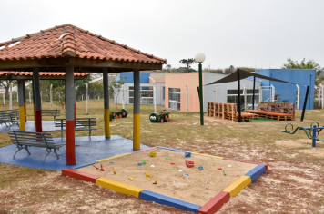 Foto - Escola municipal de educação infantil recebe novo espaço lúdico e parquinho infantil