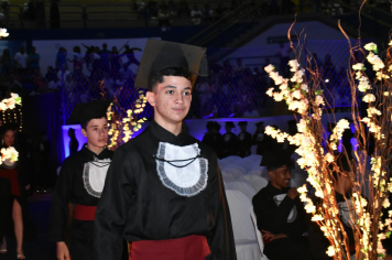 Foto - Formatura de encerramento dos 9º anos do ensino fundamental II e EMEJA dia 13 de dezembro de 2024