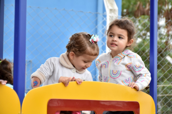 Foto - Escola municipal de educação infantil recebe novo espaço lúdico e parquinho infantil