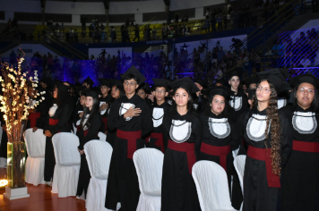 Foto - Formatura de encerramento dos 9º anos do ensino fundamental II e EMEJA dia 13 de dezembro de 2024