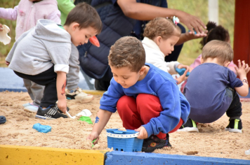 Foto - Escola municipal de educação infantil recebe novo espaço lúdico e parquinho infantil