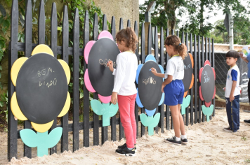 Foto - Escola municipal de educação infantil ganha espaço interativo para os alunos
