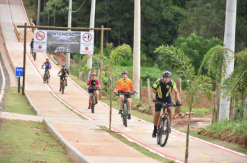 Foto - Prefeitura entrega primeira ciclovia rural as margens da Avenida Odilon Cassetari, que liga a Rodovia Gastão Dal Farra.