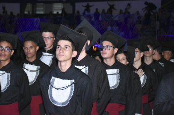 Foto - Formatura de encerramento dos 9º anos do ensino fundamental II e EMEJA dia 13 de dezembro de 2024