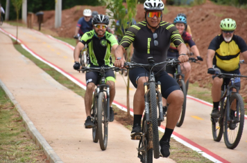 Foto - Prefeitura entrega primeira ciclovia rural as margens da Avenida Odilon Cassetari, que liga a Rodovia Gastão Dal Farra.
