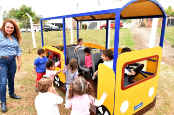 Foto - Escola municipal de educação infantil recebe novo espaço lúdico e parquinho infantil