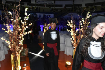 Foto - Formatura de encerramento dos 9º anos do ensino fundamental II e EMEJA dia 13 de dezembro de 2024