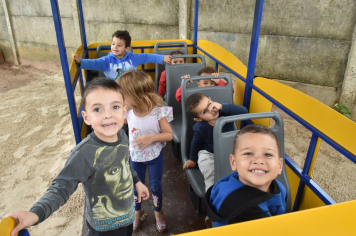 Foto - Escola municipal de educação infantil ganha espaço interativo para os alunos