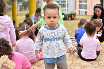 Foto - Escola municipal de educação infantil recebe novo espaço lúdico e parquinho infantil