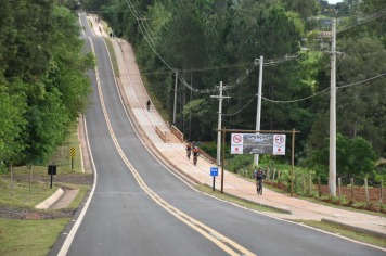 Foto - Prefeitura entrega primeira ciclovia rural as margens da Avenida Odilon Cassetari, que liga a Rodovia Gastão Dal Farra.