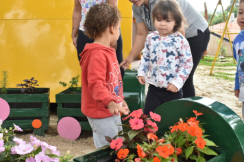 Foto - Escola municipal de educação infantil ganha espaço interativo para os alunos