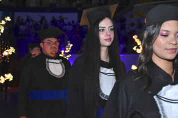 Foto - Formatura de encerramento dos 9º anos do ensino fundamental II e EMEJA dia 13 de dezembro de 2024