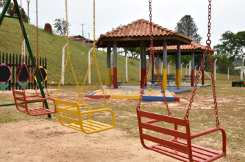 Foto - Escola municipal de educação infantil recebe novo espaço lúdico e parquinho infantil
