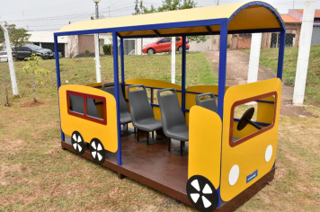 Foto - Escola municipal de educação infantil recebe novo espaço lúdico e parquinho infantil