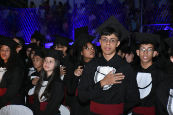 Foto - Formatura de encerramento dos 9º anos do ensino fundamental II e EMEJA dia 13 de dezembro de 2024