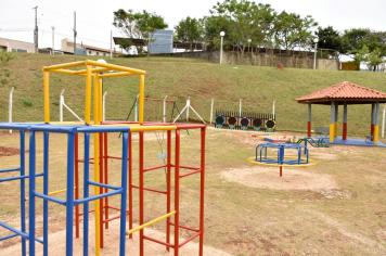 Foto - Escola municipal de educação infantil recebe novo espaço lúdico e parquinho infantil