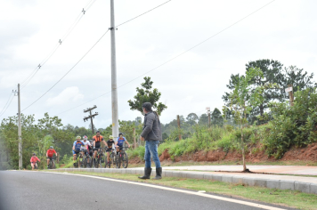Foto - Prefeitura entrega primeira ciclovia rural as margens da Avenida Odilon Cassetari, que liga a Rodovia Gastão Dal Farra.