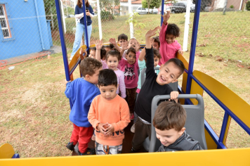 Foto - Escola municipal de educação infantil recebe novo espaço lúdico e parquinho infantil