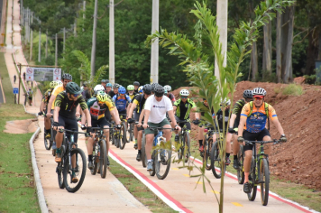 Foto - Prefeitura entrega primeira ciclovia rural as margens da Avenida Odilon Cassetari, que liga a Rodovia Gastão Dal Farra.