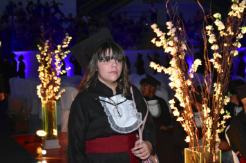 Foto - Formatura de encerramento dos 9º anos do ensino fundamental II e EMEJA dia 13 de dezembro de 2024