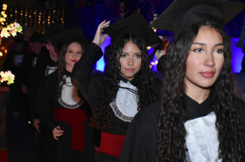 Foto - Formatura de encerramento dos 9º anos do ensino fundamental II e EMEJA dia 13 de dezembro de 2024