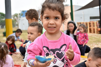 Foto - Escola municipal de educação infantil recebe novo espaço lúdico e parquinho infantil