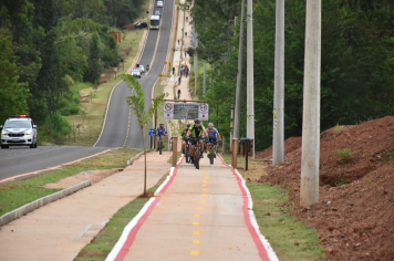 Foto - Prefeitura entrega primeira ciclovia rural as margens da Avenida Odilon Cassetari, que liga a Rodovia Gastão Dal Farra.