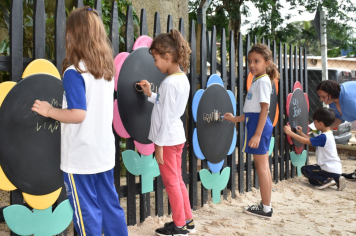 Foto - Escola municipal de educação infantil ganha espaço interativo para os alunos