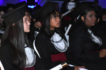 Foto - Formatura de encerramento dos 9º anos do ensino fundamental II e EMEJA dia 13 de dezembro de 2024
