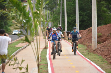 Foto - Prefeitura entrega primeira ciclovia rural as margens da Avenida Odilon Cassetari, que liga a Rodovia Gastão Dal Farra.