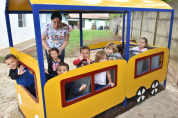 Foto - Escola municipal de educação infantil ganha espaço interativo para os alunos