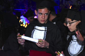 Foto - Formatura de encerramento dos 9º anos do ensino fundamental II e EMEJA dia 13 de dezembro de 2024