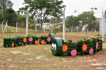 Foto - Escola municipal de educação infantil recebe novo espaço lúdico e parquinho infantil