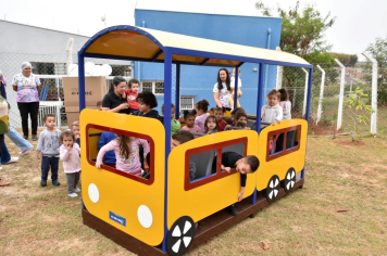 Foto - Escola municipal de educação infantil recebe novo espaço lúdico e parquinho infantil