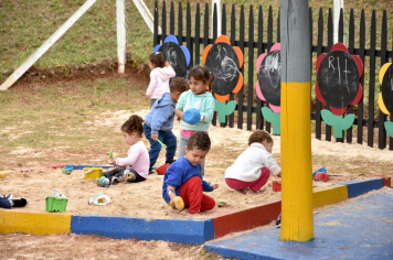 Foto - Escola municipal de educação infantil recebe novo espaço lúdico e parquinho infantil