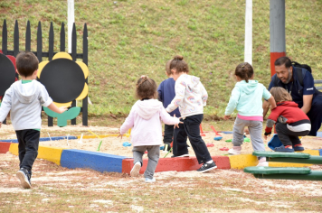 Foto - Escola municipal de educação infantil recebe novo espaço lúdico e parquinho infantil