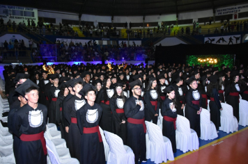 Foto - Formatura de encerramento dos 9º anos do ensino fundamental II e EMEJA dia 13 de dezembro de 2024