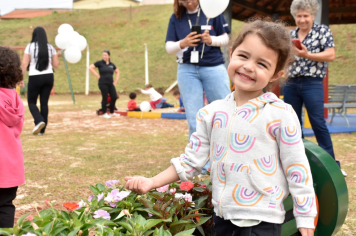 Foto - Escola municipal de educação infantil recebe novo espaço lúdico e parquinho infantil