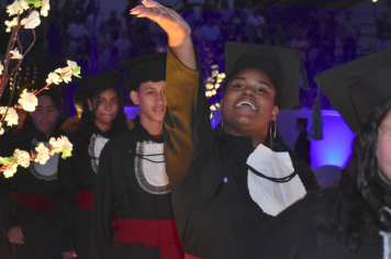 Foto - Formatura de encerramento dos 9º anos do ensino fundamental II e EMEJA dia 13 de dezembro de 2024