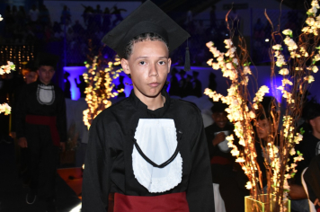 Foto - Formatura de encerramento dos 9º anos do ensino fundamental II e EMEJA dia 13 de dezembro de 2024