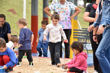 Foto - Escola municipal de educação infantil recebe novo espaço lúdico e parquinho infantil