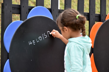 Foto - Escola municipal de educação infantil recebe novo espaço lúdico e parquinho infantil
