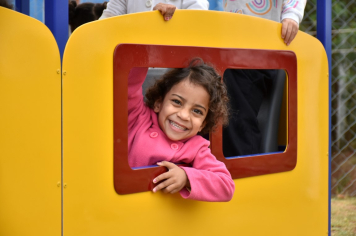 Foto - Escola municipal de educação infantil recebe novo espaço lúdico e parquinho infantil
