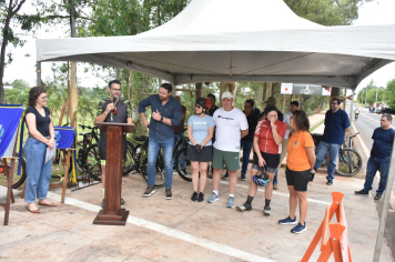 Foto - Prefeitura entrega primeira ciclovia rural as margens da Avenida Odilon Cassetari, que liga a Rodovia Gastão Dal Farra.