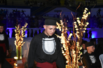 Foto - Formatura de encerramento dos 9º anos do ensino fundamental II e EMEJA dia 13 de dezembro de 2024
