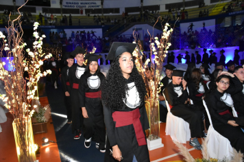 Foto - Formatura de encerramento dos 9º anos do ensino fundamental II e EMEJA dia 13 de dezembro de 2024